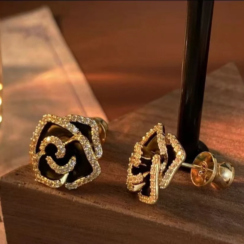 铜合金合成锆石耳饰 d152---简约百搭时尚山茶花经典耳钉