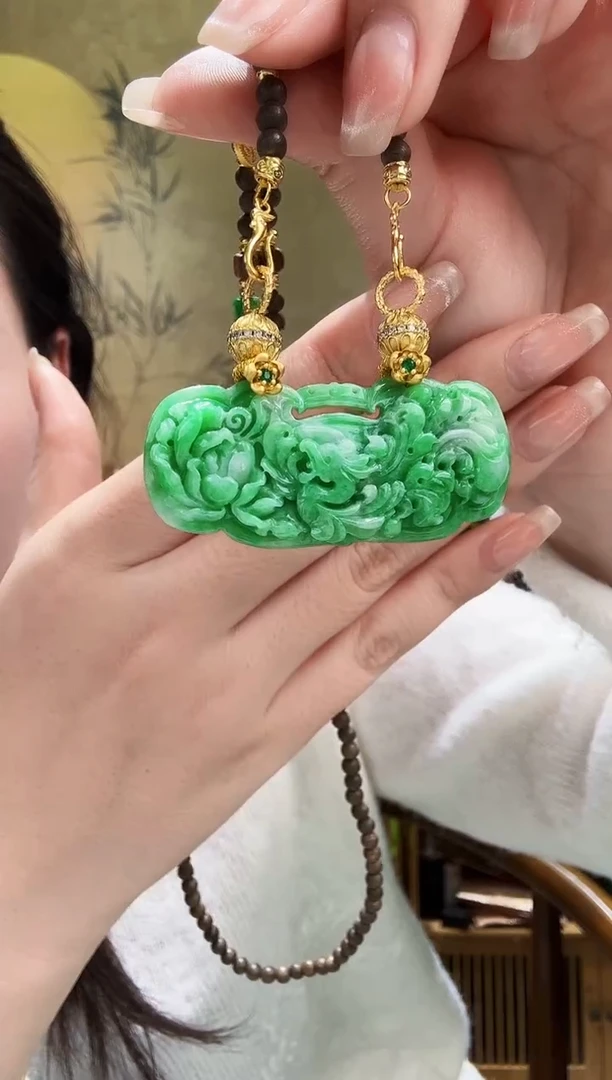 颈饰未镶嵌翡翠吊坠