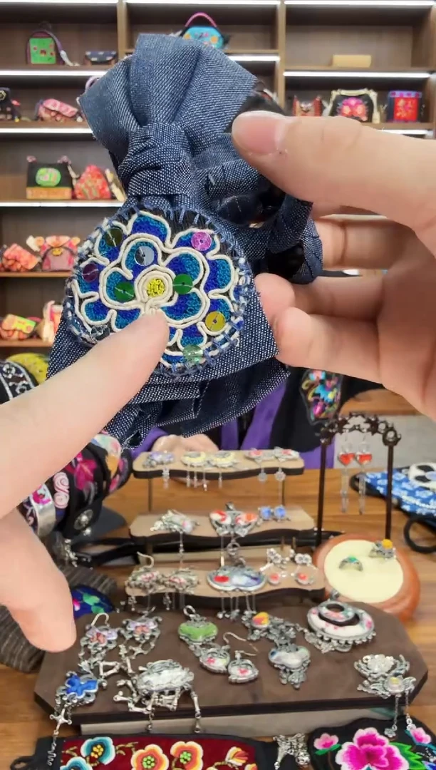 【闪购商品】织绣A18蒙阿苏苗绣传承