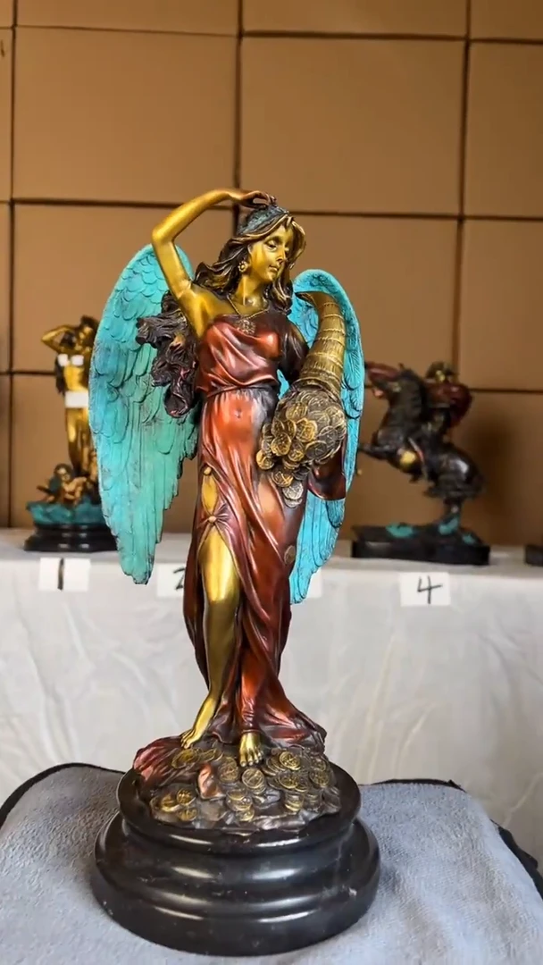 红*服精铜材质精美雕塑