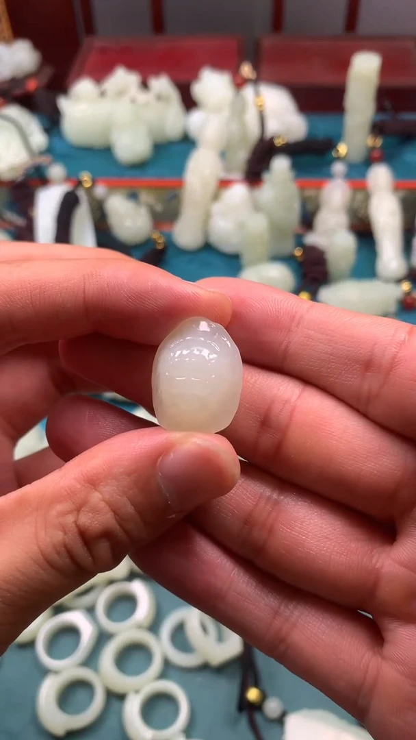 和田玉未镶嵌颈饰L****?