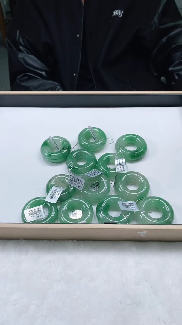 颈饰未镶嵌石英质玉大*头大圈圈