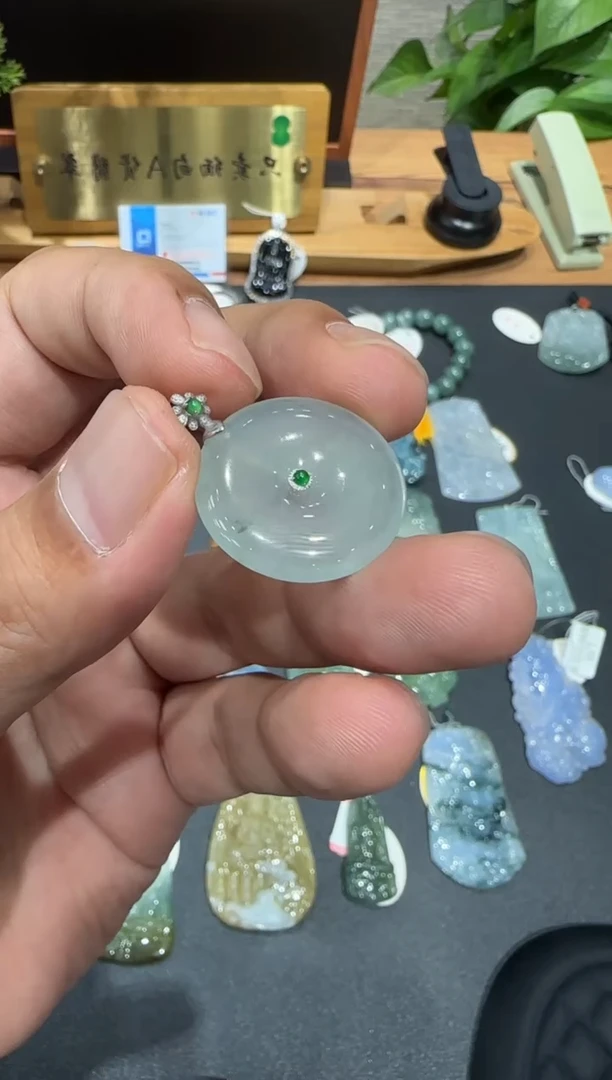 18K金镶嵌把件翡翠A货翡翠多样性孤品