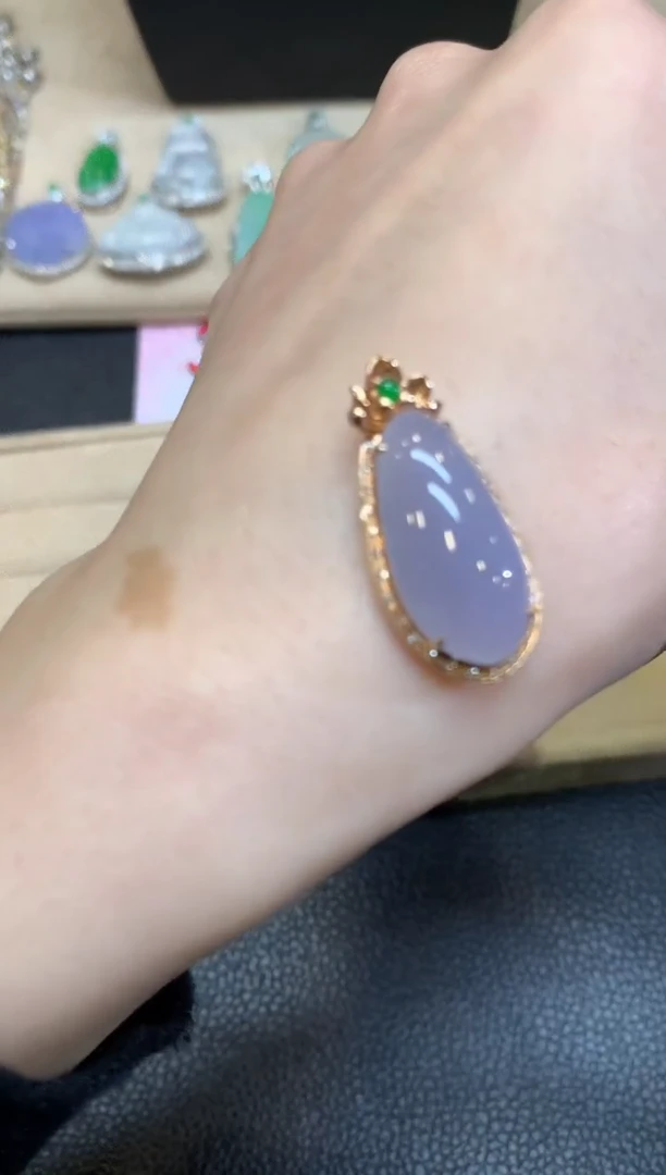 【闪购商品】翡翠颈饰18K金镶嵌福瓜【无服务费】