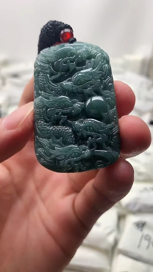 翡翠未镶嵌颈饰九龙牌