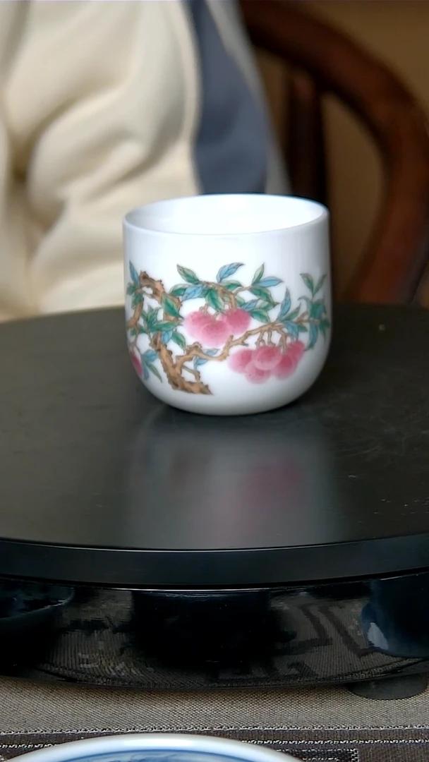 景德镇粉彩寿桃杯
