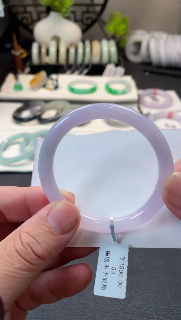 翡翠手镯未镶嵌有纹