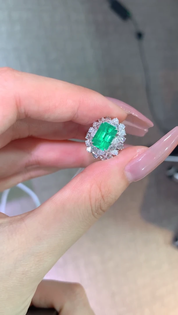18K金镶嵌戒指祖母绿2.12CT