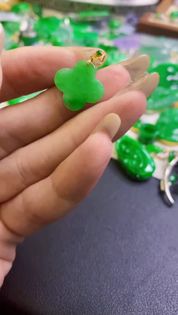 【闪购商品】定制翡翠18K金镶嵌吊坠