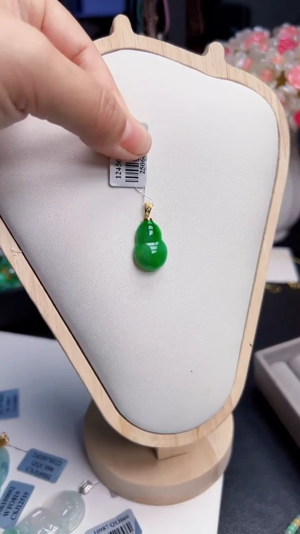 翡翠18K金镶嵌颈饰葫芦