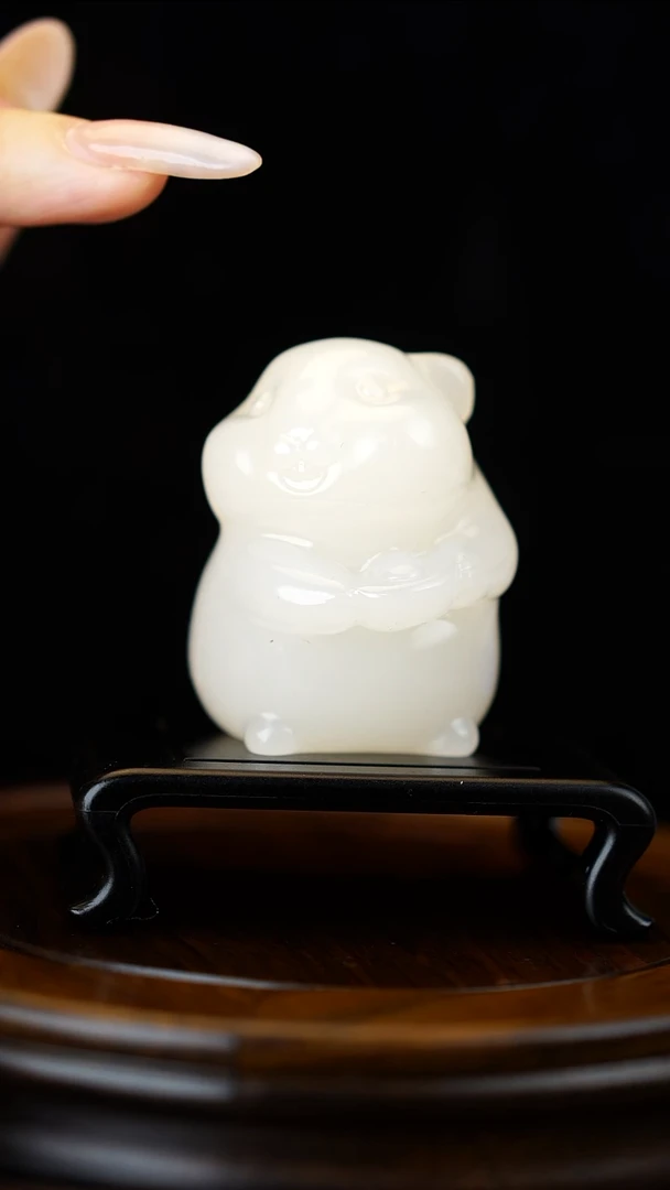 玉【鼠来宝】天然玉石仓鼠抱元宝摆件