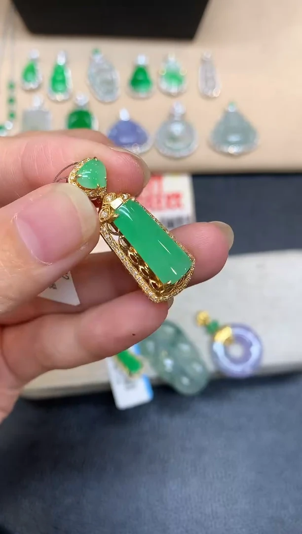 颈饰18K金镶嵌翡翠无事牌【无服务费