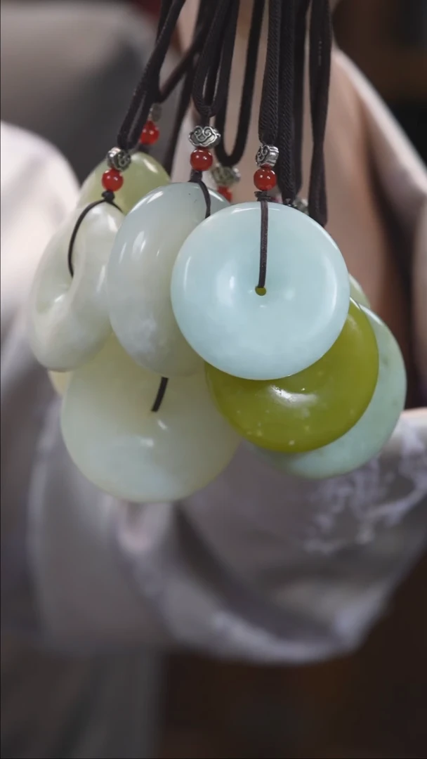 未镶嵌岫玉吊坠平安扣多样性发货其中之一