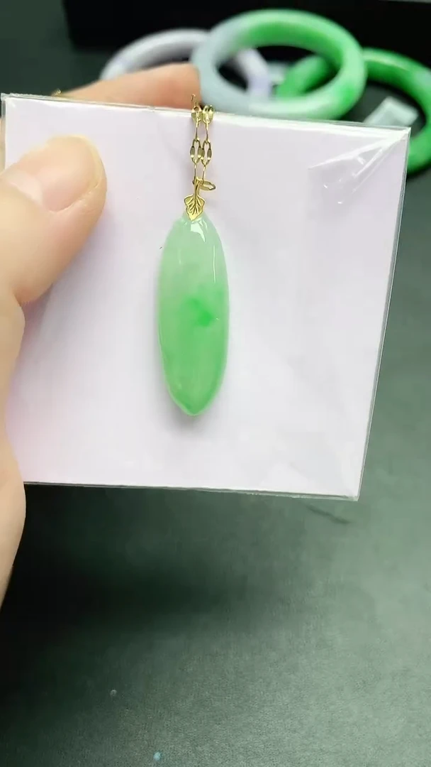 颈饰18K金镶嵌翡翠赠礼盒证书