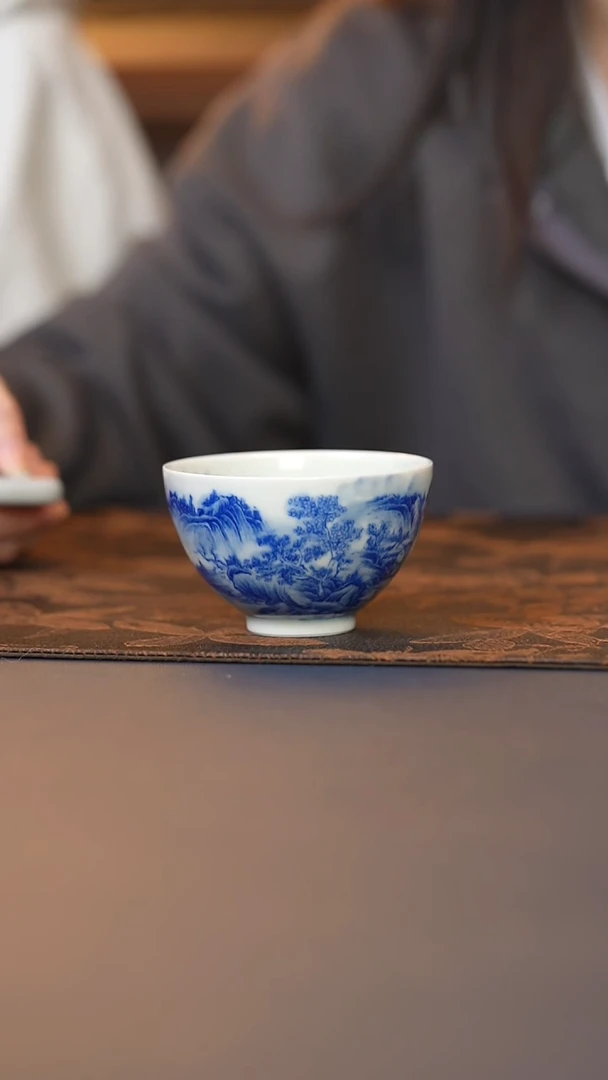 青花山水鸡心杯 青花山水鸡心杯