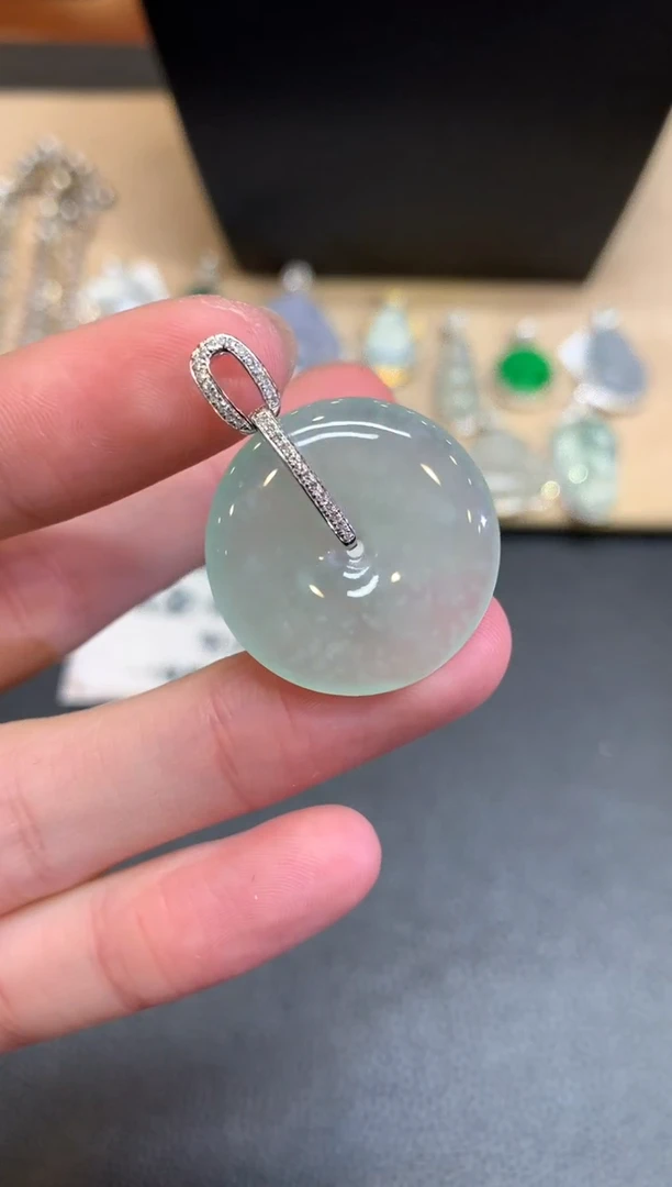 【闪购商品】翡翠颈饰18K金镶嵌平安扣【无服务费】