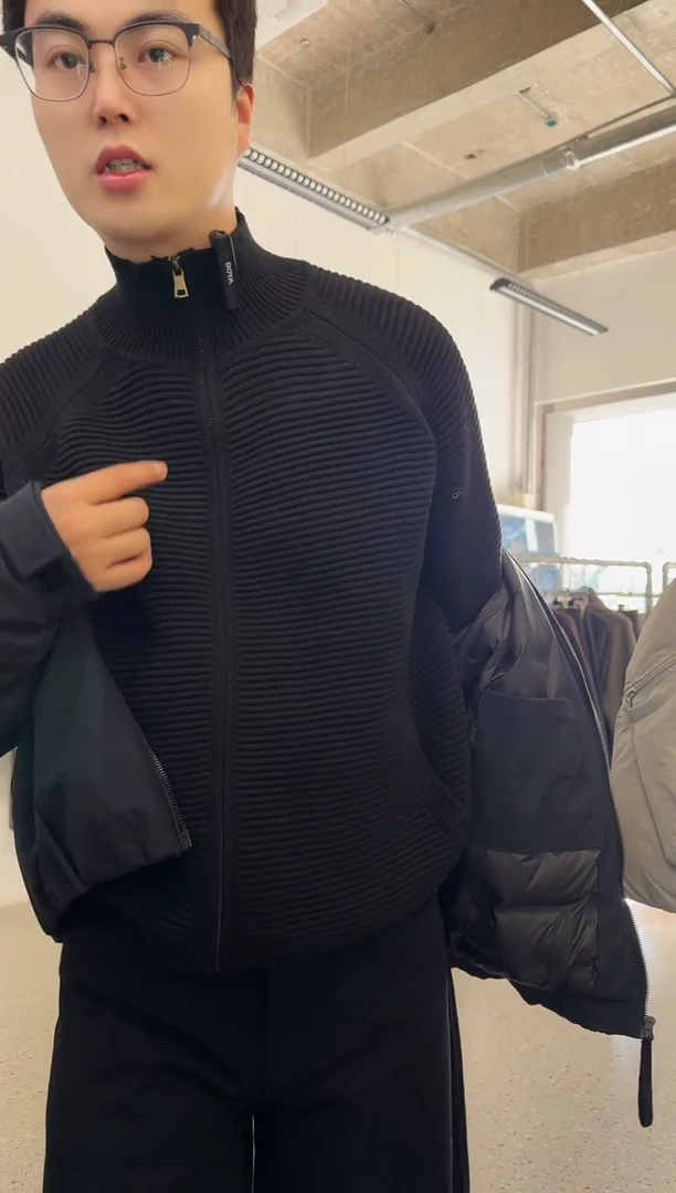 老张黑色极简毛衣
