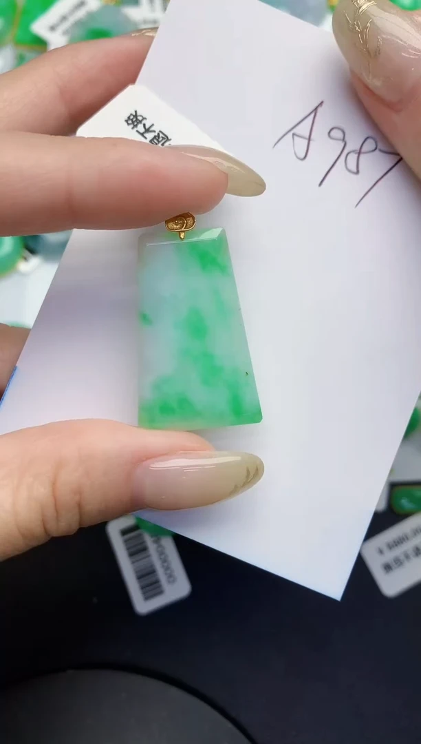 翡翠18K金镶嵌颈饰缅甸天然翡翠A货