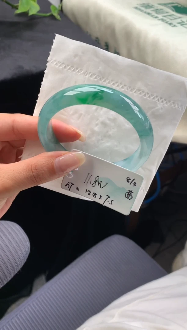 【闪购商品】翡翠手镯未镶嵌女神节#送礼#，下单联系客服核对地址~