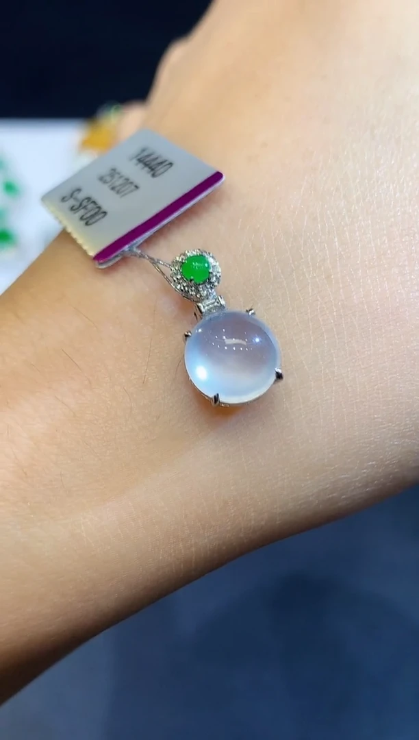 吊坠(不含链)18K金镶嵌翡翠多样性发其一