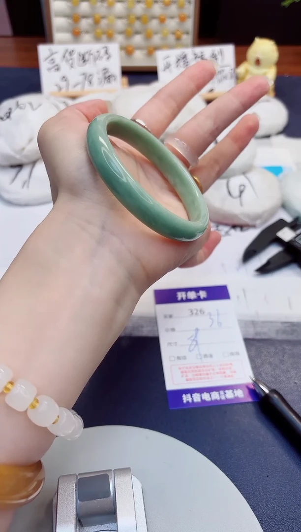 未镶嵌手镯石英质玉326-翠玉-圈口59