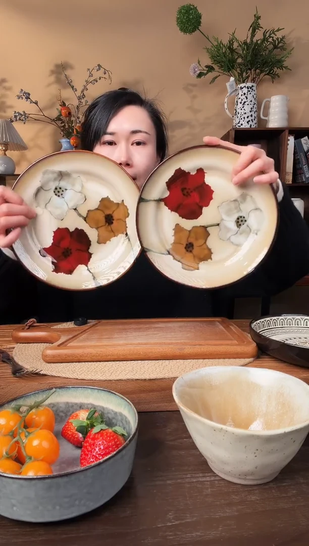 8.5英寸手绘花小盘2只微瑕