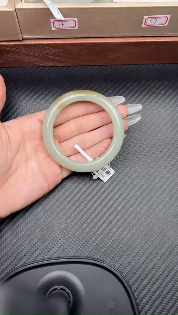 未镶嵌手镯和田玉且末微色差近矿二号矿56手镯