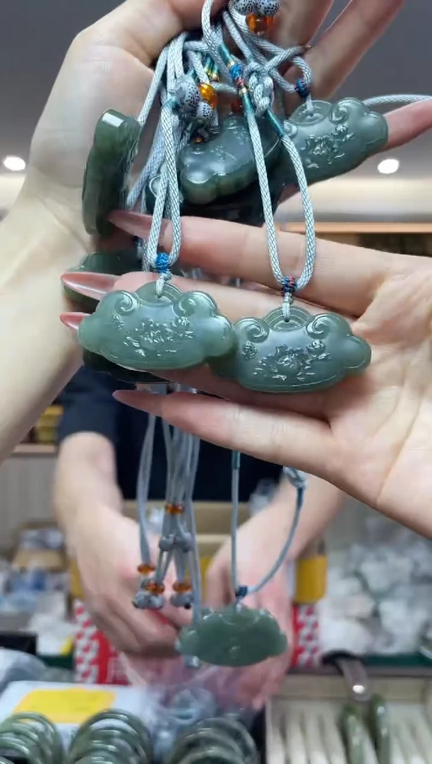 和田玉未镶嵌颈饰多样性发一件