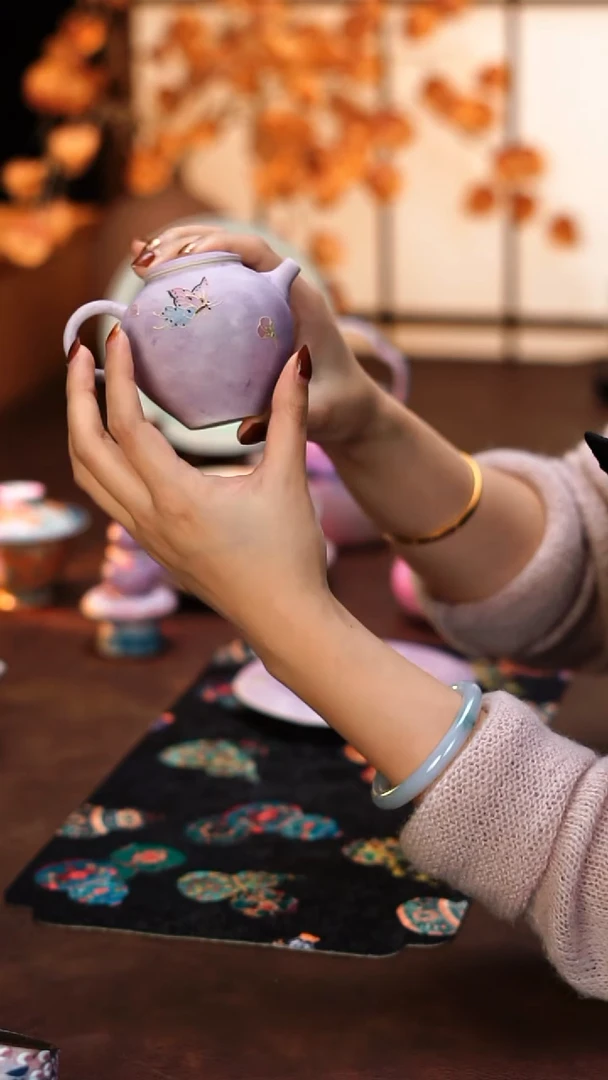 手绘紫蝶粉引平盖壶