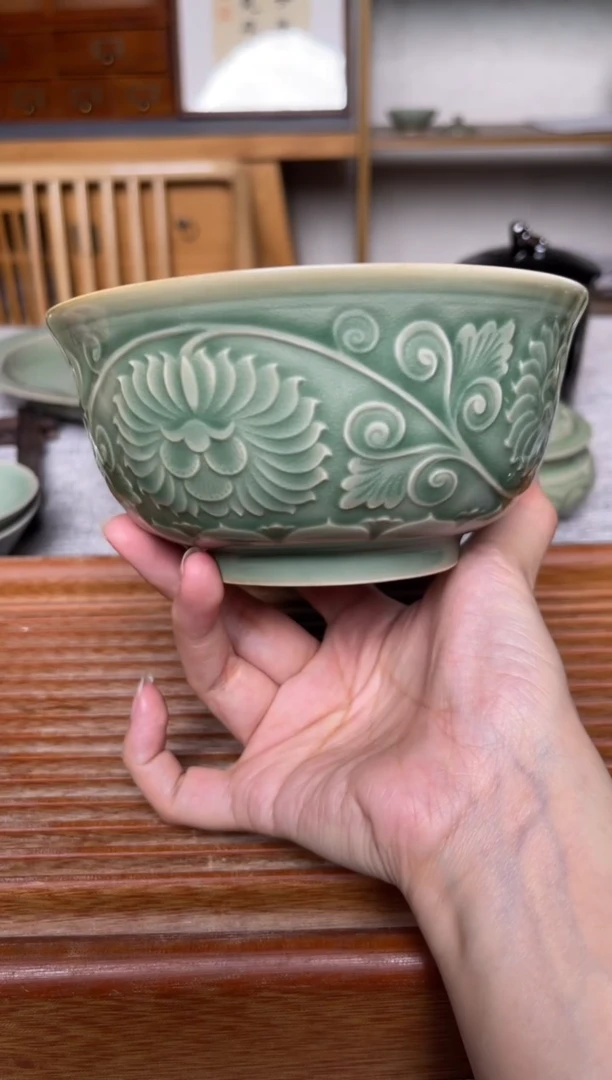 其他青瓷5.5英寸缠枝牡丹纹碗 微瑕