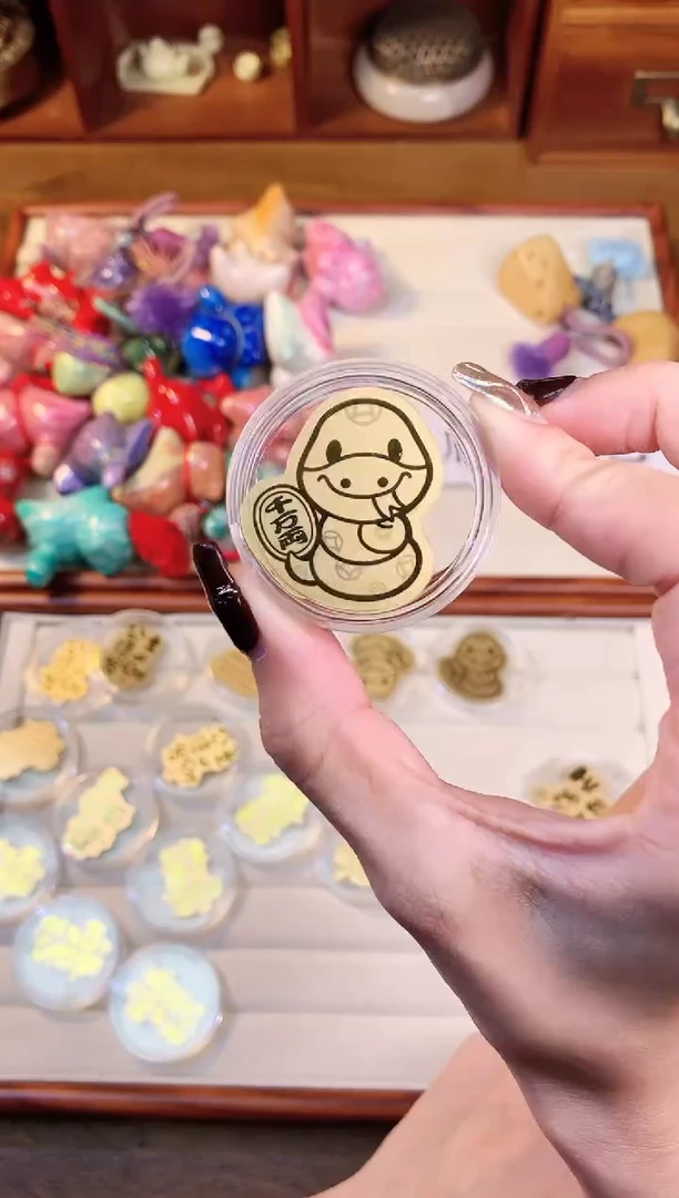 【闪购商品】库克吊坠千万两蛇宝手机贴-0.02g足-金