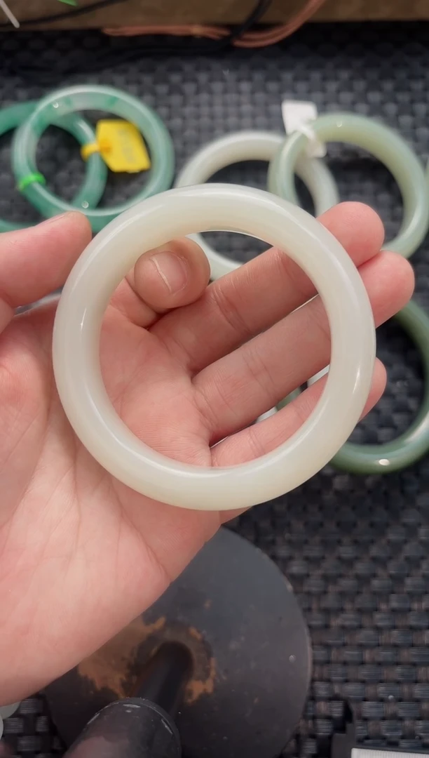 颈饰未镶嵌和田玉新疆正圈手镯圈口55-59