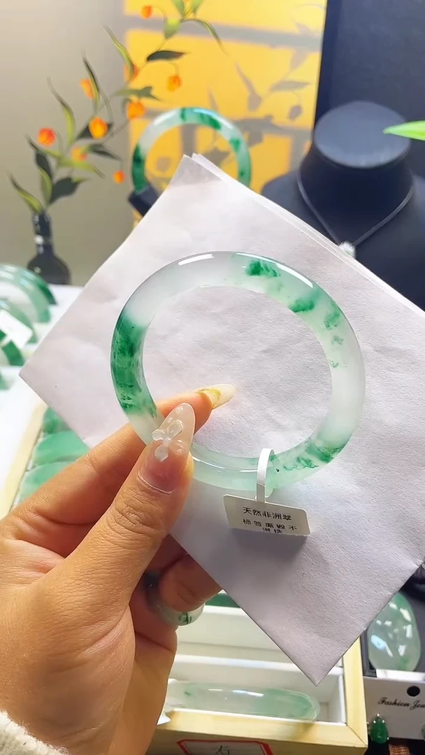 未镶嵌1石英质玉（非洲翠）57手镯