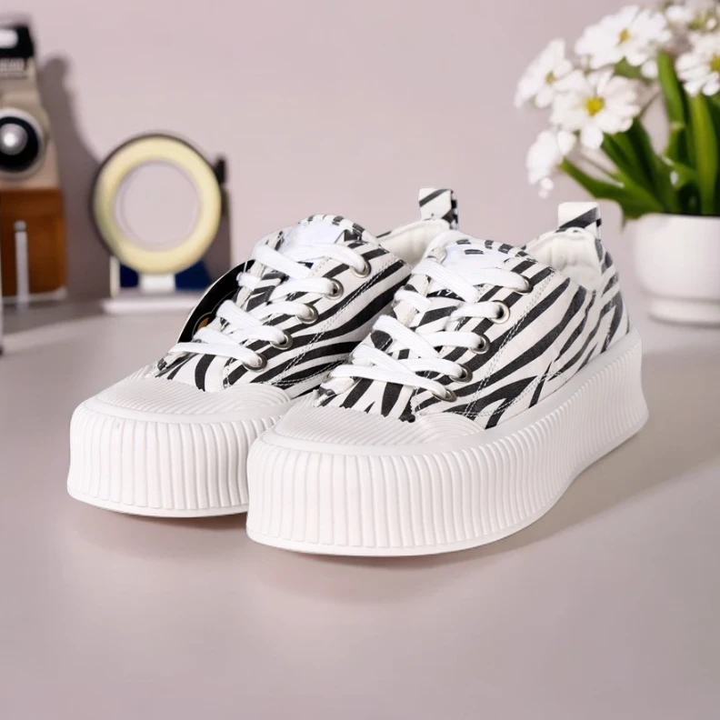 M2-111猴春秋女款时尚百搭帆布鞋（26213270603）