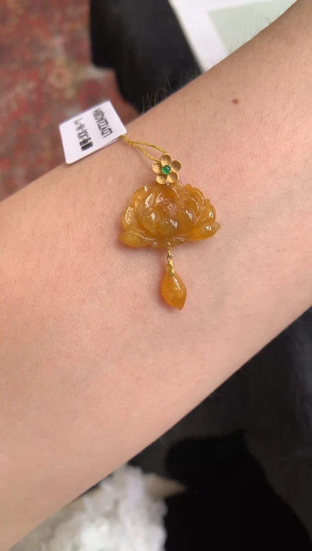 翡翠18K金镶嵌颈饰莲花