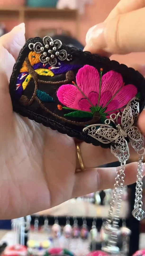 织绣民族风老绣饰品317