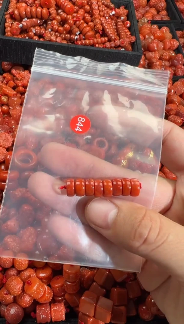 南红玛瑙未镶嵌颈饰1