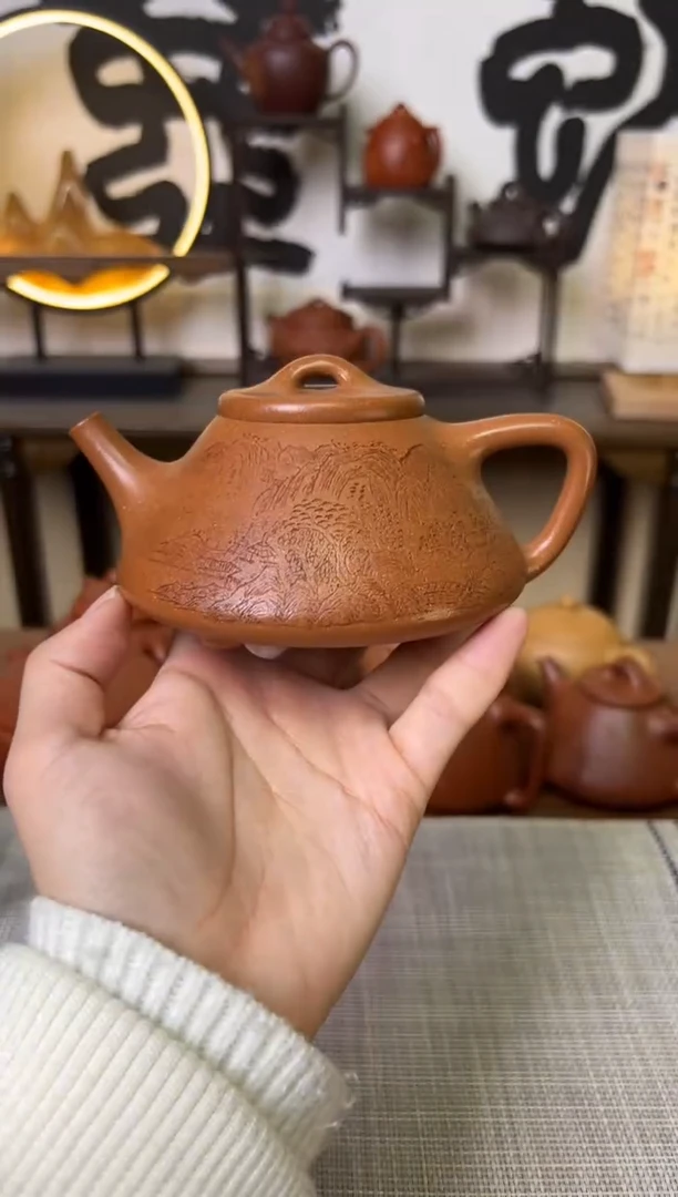 【闪购商品】段泥茶壶黄降坡子冶石瓢壶山水刻250CC-杨志琴