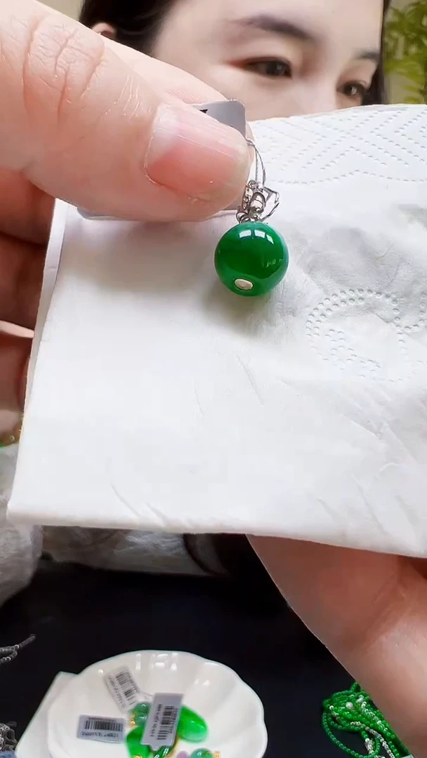 颈饰18K金镶嵌翡翠珠子