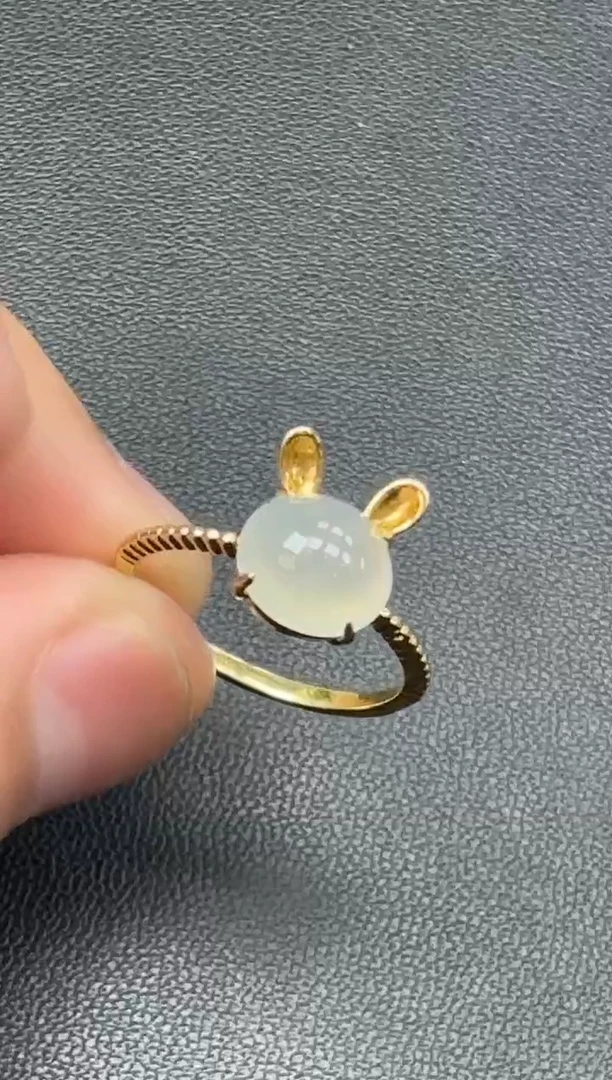 18K金镶嵌挂件翡翠兔戒指
