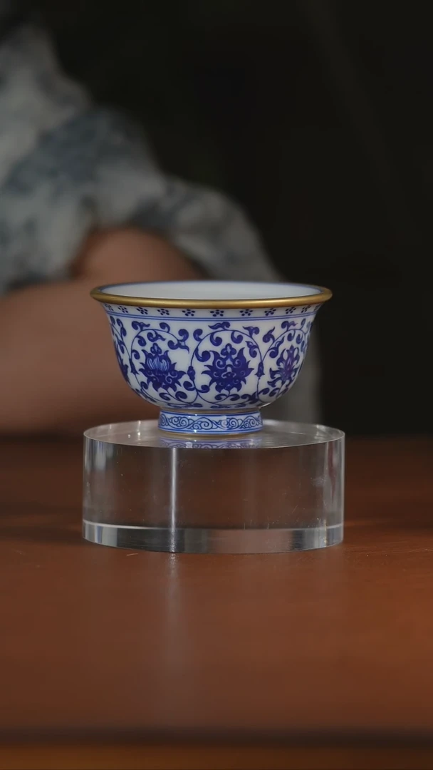 青花描金缠枝莲压手杯