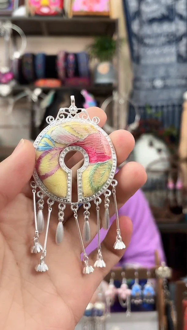 织绣蒙**可非遗老绣饰品2001