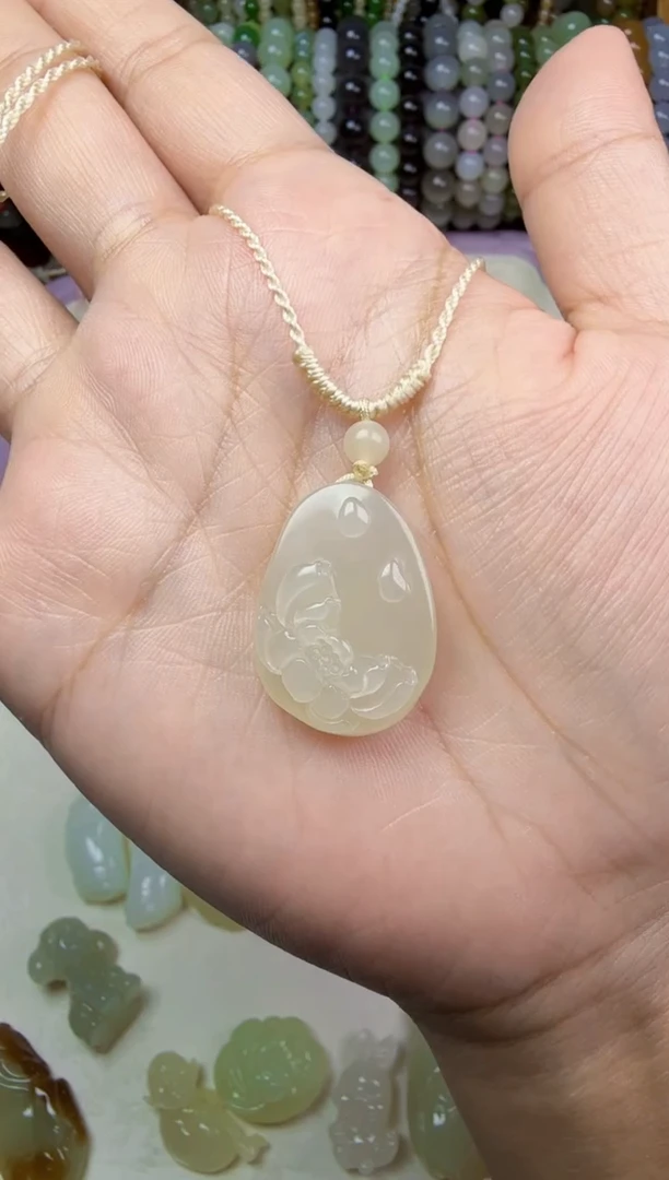 和田玉未镶嵌颈饰荷花吊坠