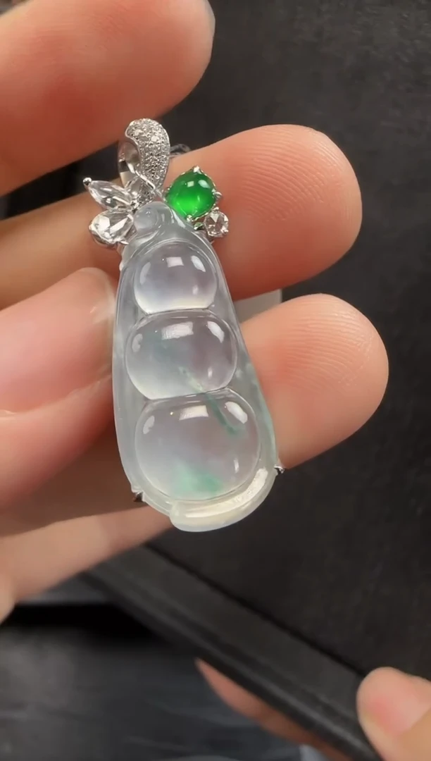 颈饰18K金镶嵌翡翠446豆子一个