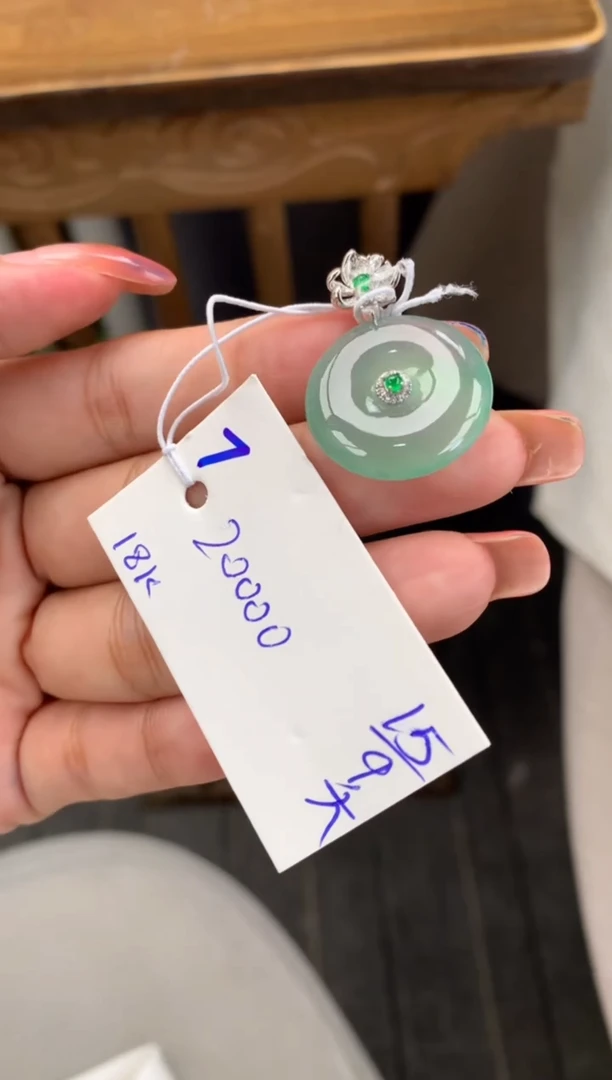 颈饰18K金镶嵌翡翠吊坠