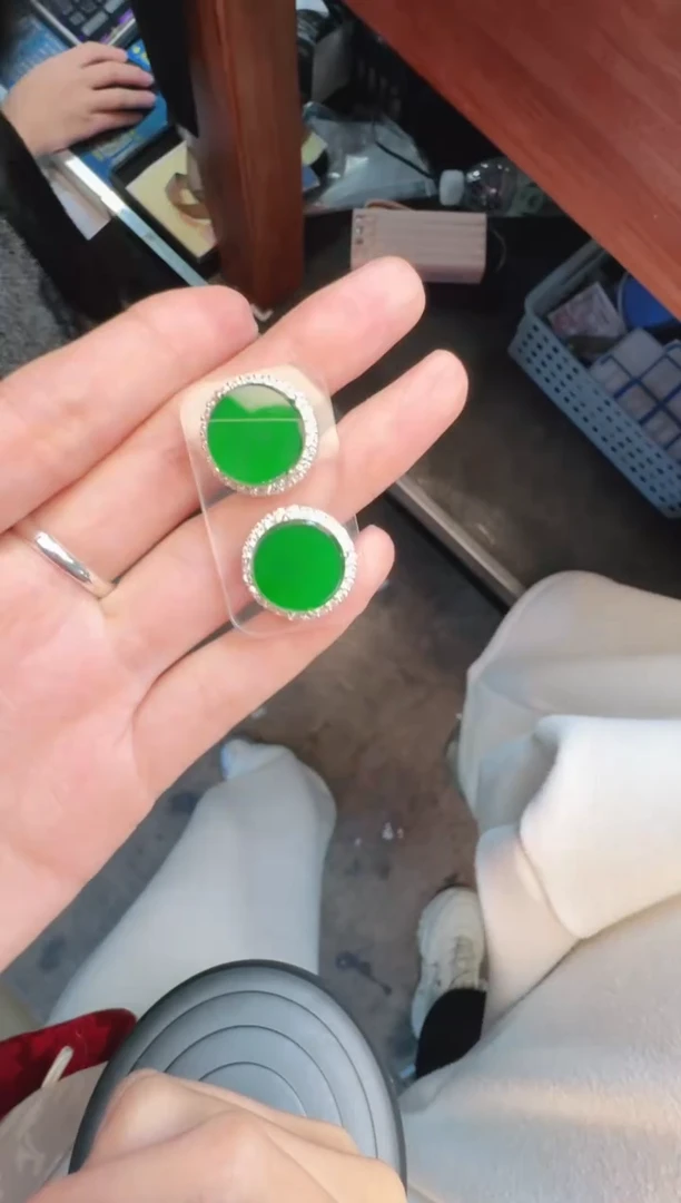 未镶嵌定制翡翠A货有轻微色差属于正常现象，耳钉1