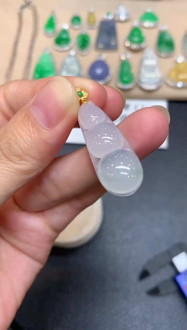 颈饰18K金镶嵌翡翠福豆【无服务费