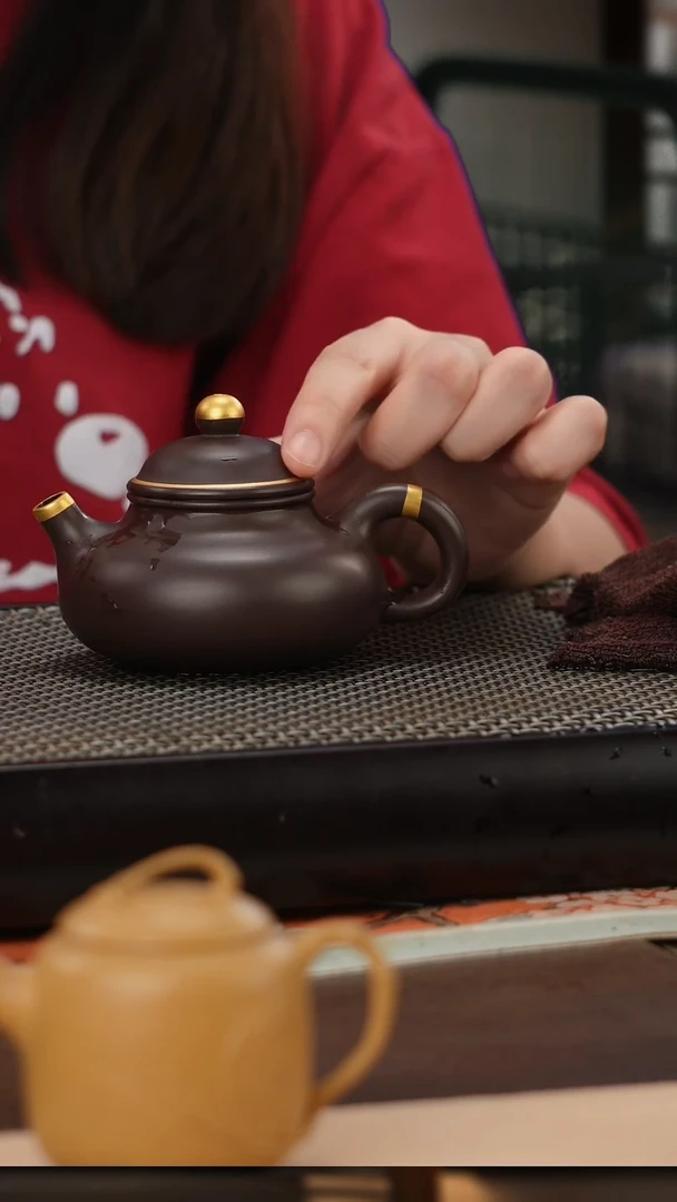 茶壶紫砂四号井茄皮紫泥描金容天150cc