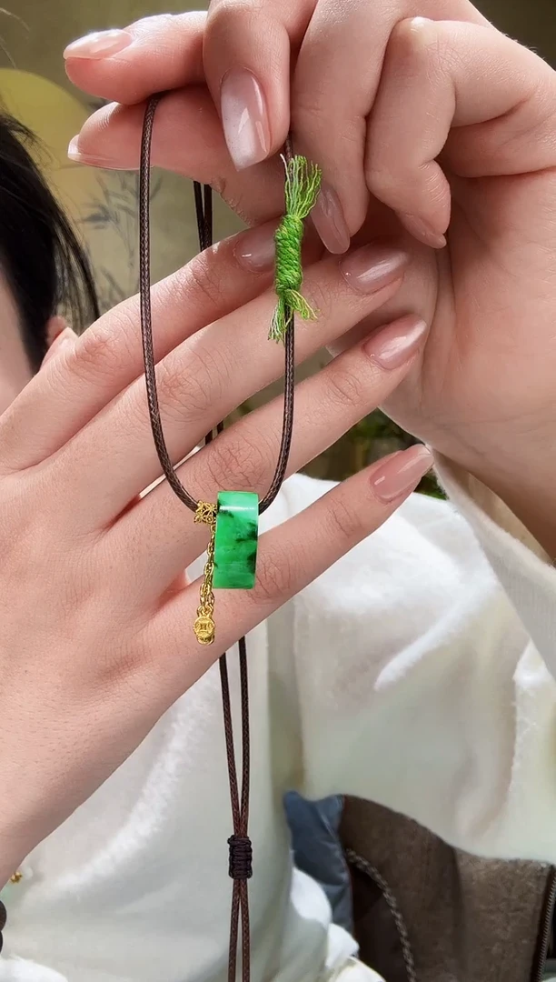 颈饰未镶嵌翡翠吊坠