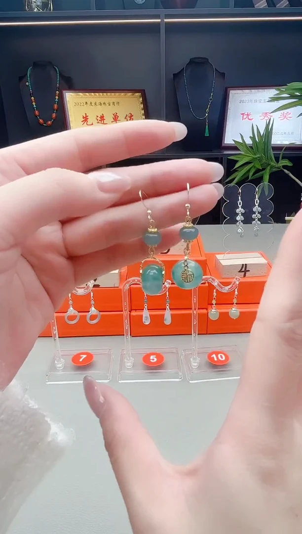 未镶嵌石英质玉（天山翠）耳钉307